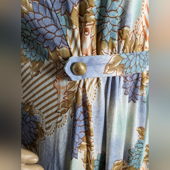 Flowing Vintage Gown with Unique Pattern - Picture 11 of 16